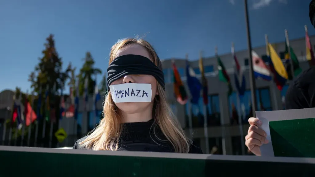 activista-escazu-ahora-amenaza-defensores-ambientales-chile | Ambienta - Staging Activista con venda en la boca simbolizando las amenazas a los defensores ambientales y la urgencia del Acuerdo de Escazú en Chile.