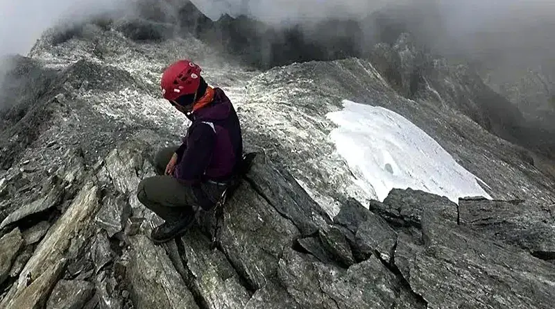 Rocas expuestas y grietas en la cumbre del Pico Humboldt tras la pérdida del glaciar.