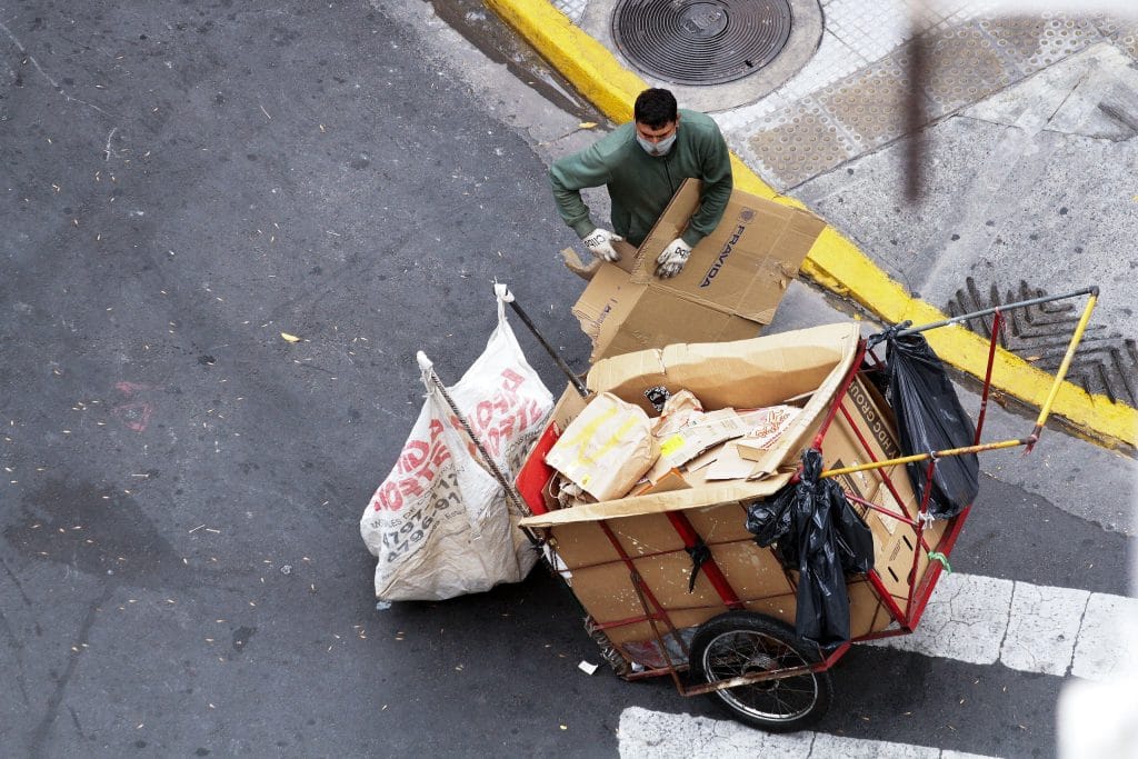 A waste worker is collecting rubbish bags along a street in Buenos Aires, Argentina, on April 22, 2020. The national government and the city of Buenos Aires reached an agreement that will allow the Buenos Aires cartoneros cooperatives to circulate through | Ambienta - Staging
