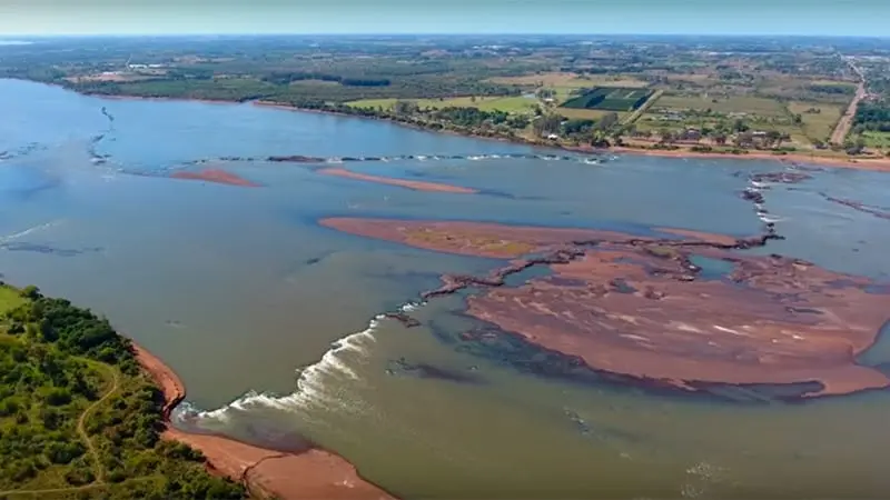 Vista aérea de un río en Uruguay, donde estudios ambientales detectaron contaminantes que refuerzan la necesidad de una ley.