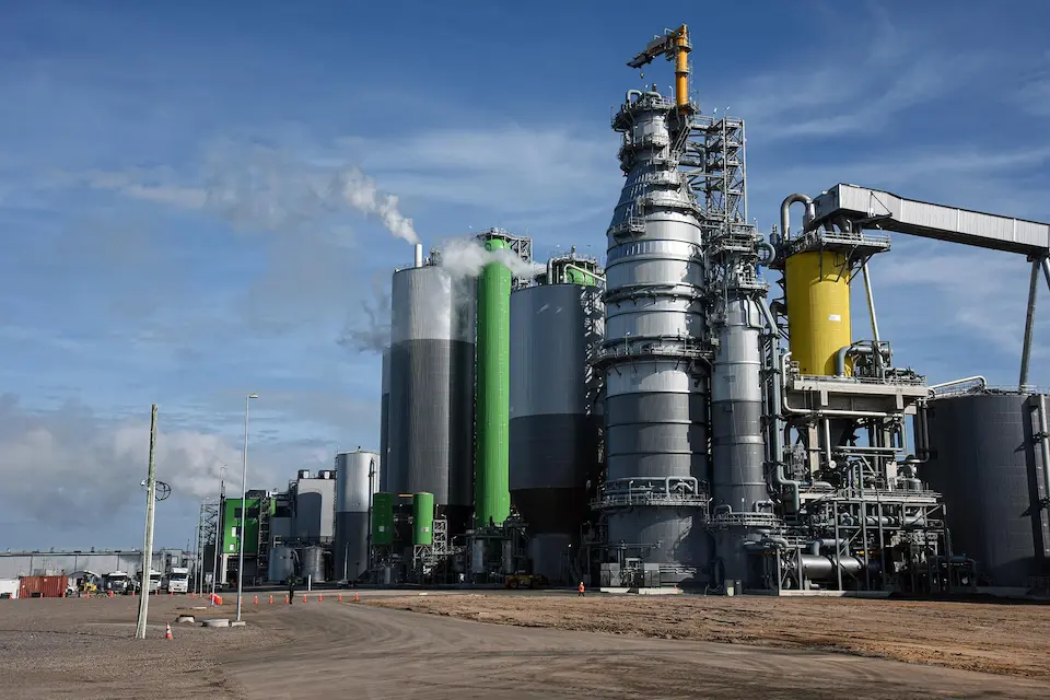 Planta de celulosa UPM 2 en Uruguay, vinculada a sanciones por derrames químicos y la discusión sobre delitos ambientales.