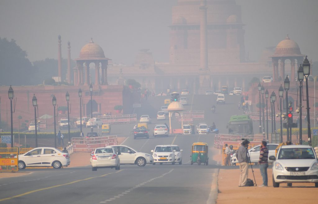 Heavy traffic on the streets of New Delhi in New Delhi covered in heavy smog. | Ambienta - Staging