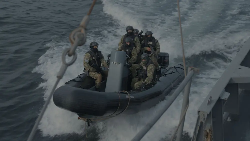 agua-invadida-prefectura-patrullaje | Ambienta - Staging Lancha de prefectura uruguaya en el mar, apoyando la lucha contra la pesca ilegal del equipo de Agua Invadida.