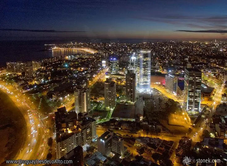 montevideo-contaminacion-luminica-vista-aerea | Ambienta - Staging Vista aérea de Montevideo al atardecer, con iluminación urbana que evidencia la contaminación lumínica en la ciudad.