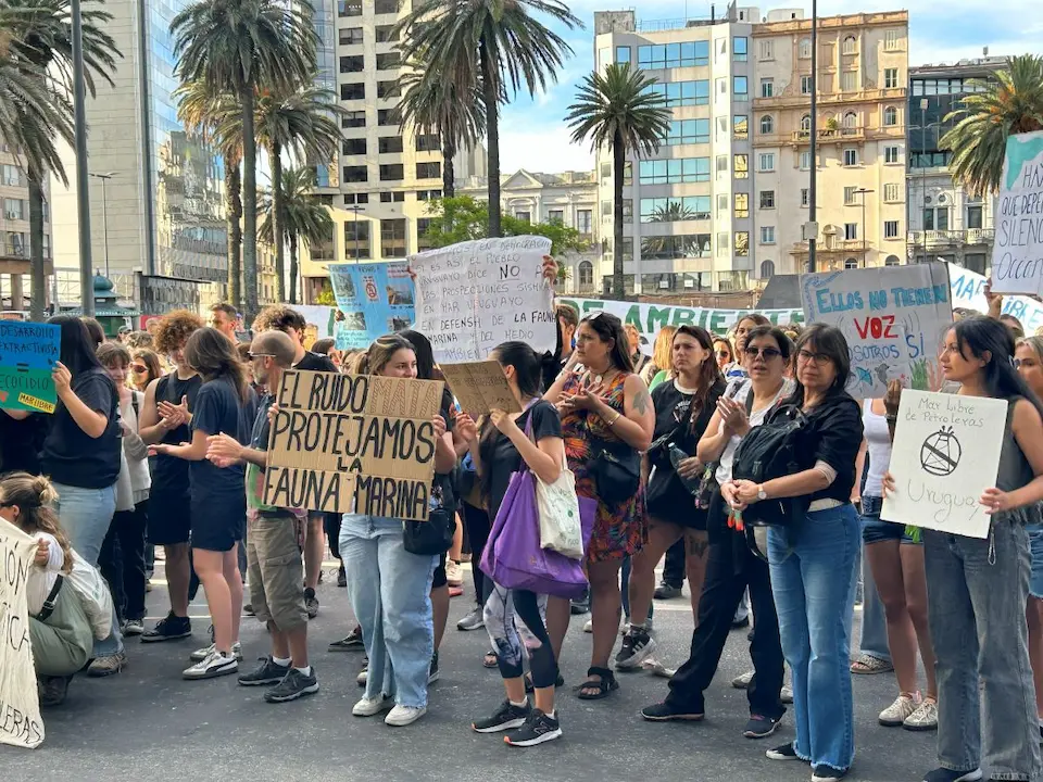 mar-libre-petroleras-uruguay-movilizacion-4 | Ambienta - Staging Carteles ciudadanos en defensa del mar uruguayo y contra el ruido submarino, durante la movilización por un mar libre de petroleras. Foto de Ambienta.