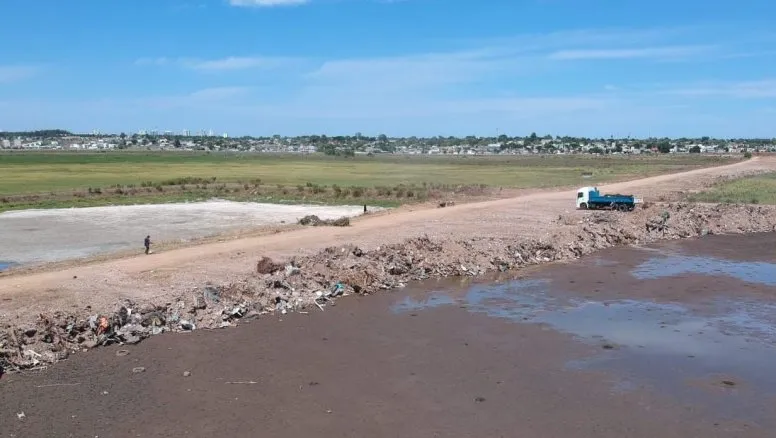 Humedal del Arroyo Maldonado afectado por relleno de residuos, parte de los conflictos socioambientales en Uruguay.