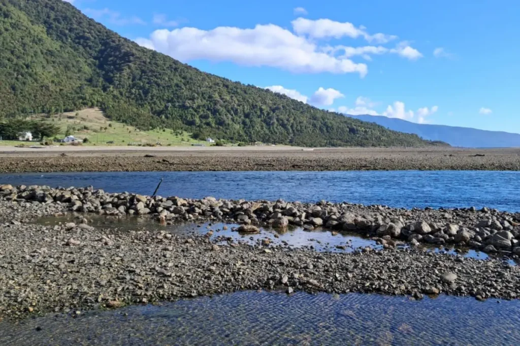 corral-de-piedra-huequi | Ambienta - Staging Los corrales son artes de pesca que se construyen con piedras o madera en zonas que quedan al descubierto cuando baja la marea.