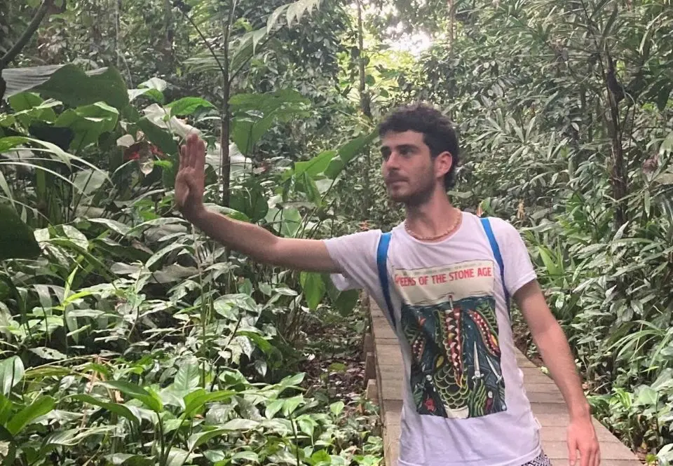 Martín Laspiur explorando ecosistemas naturales en Uruguay durante sus estudios de Gestión Ambiental.