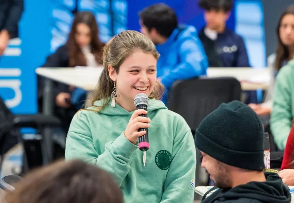 Representación de la juventud participando en la gobernanza climática.