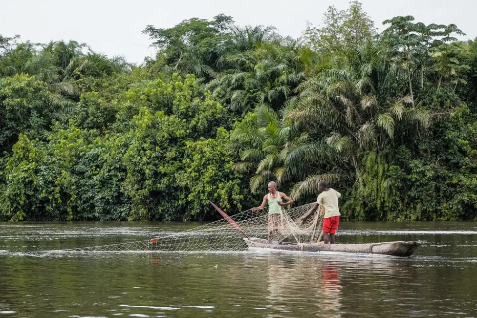 Pescadores en el río Congo durante la iniciativa para la restauración de ríos y humedales hacia el 2030.
