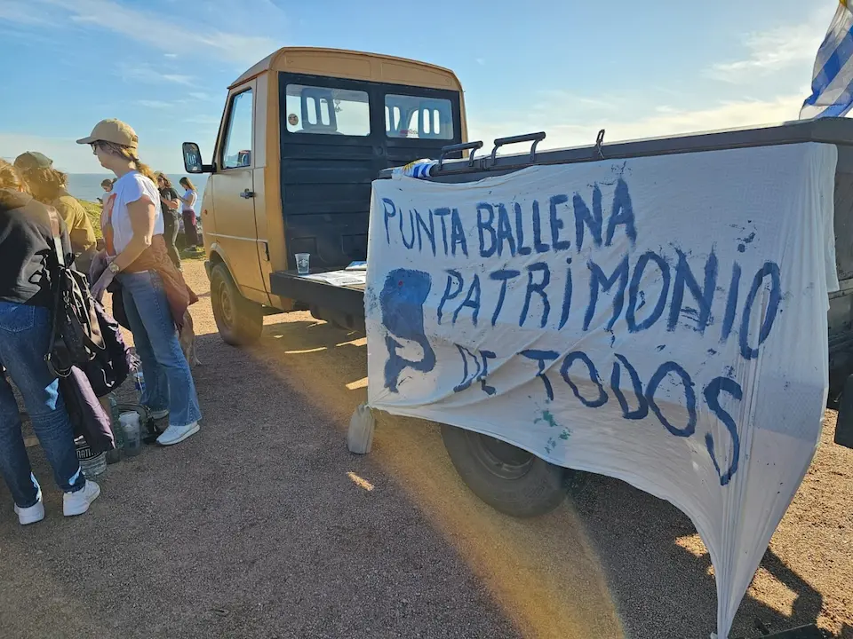 Movilización de vecinos y estudiantes en defensa de Punta Ballena frente al Ministerio de Ambiente.