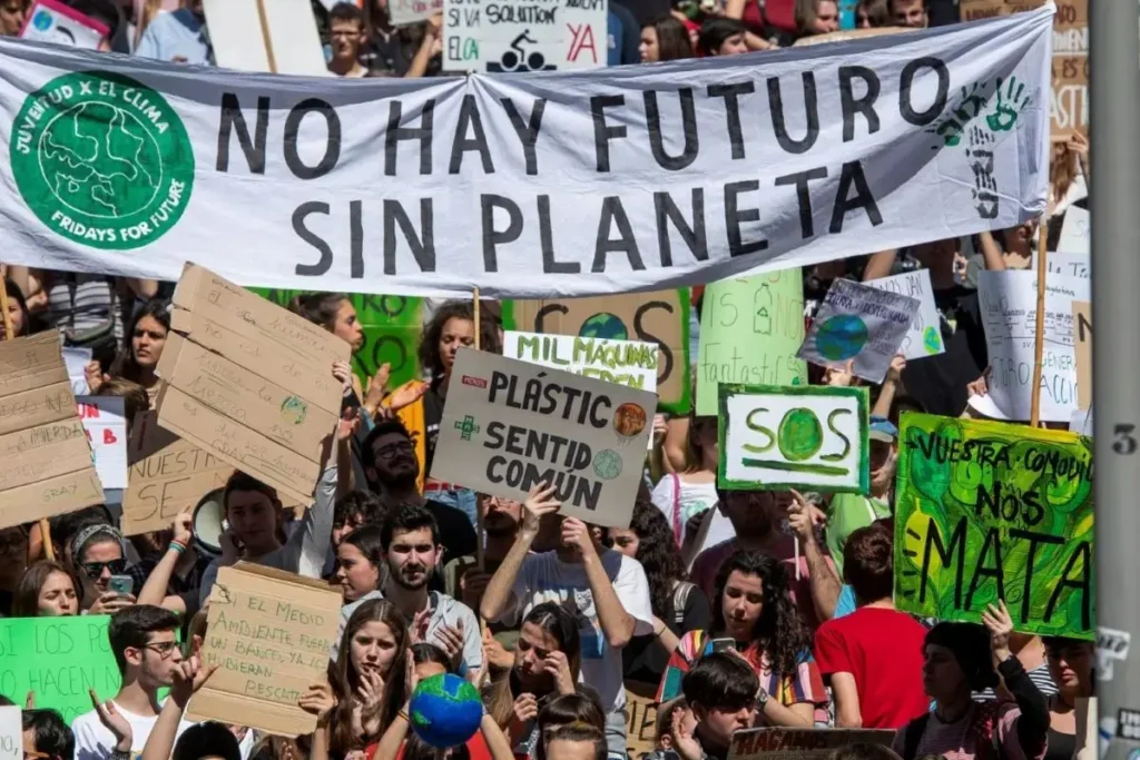 Manifestación global de jóvenes exigiendo políticas climáticas, en el marco del proyecto Mapa Verde.