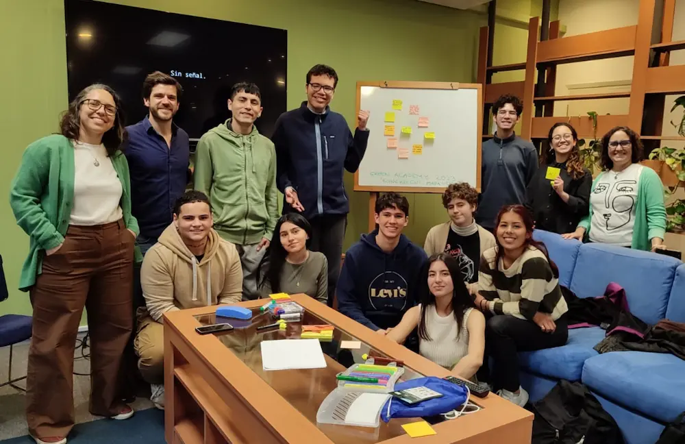 Jóvenes en los talleres de Mapa Verde aprendiendo estrategias de búsqueda de información ambiental.