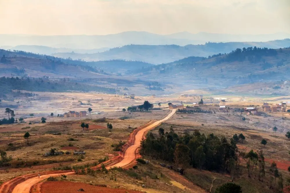 Paisaje rojo y vacío en Madagascar evidenciando la pérdida de bosques en el mundo y la erosión del suelo.