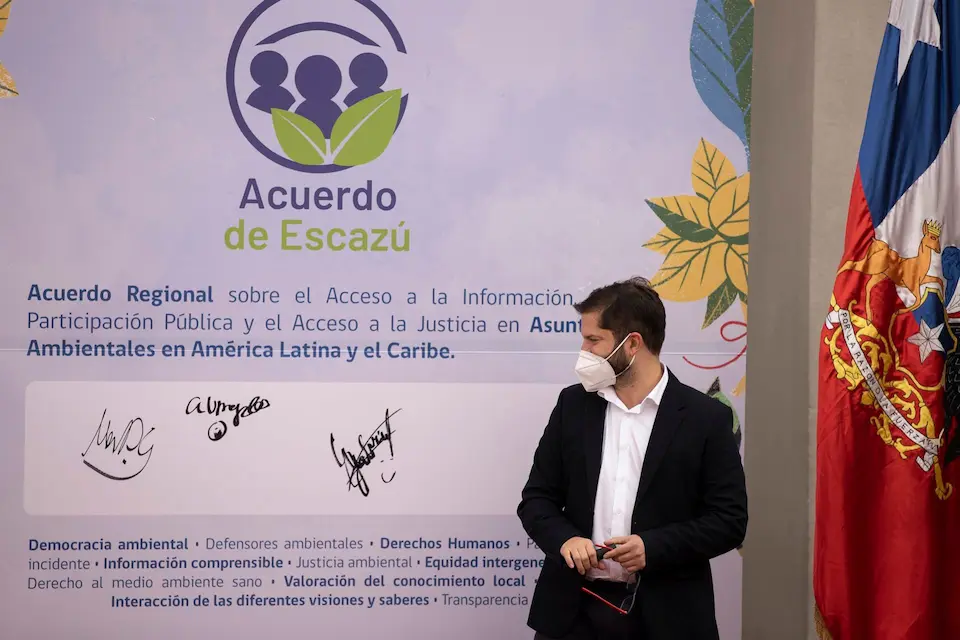 El presidente Gabriel Boric firmando el Acuerdo de Escazú en Chile para su ratificación.
