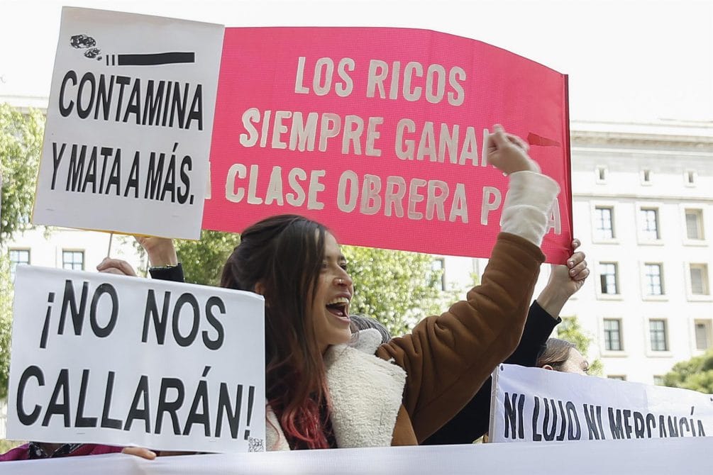 Jovenes manifiestan contra el cambio climático.
