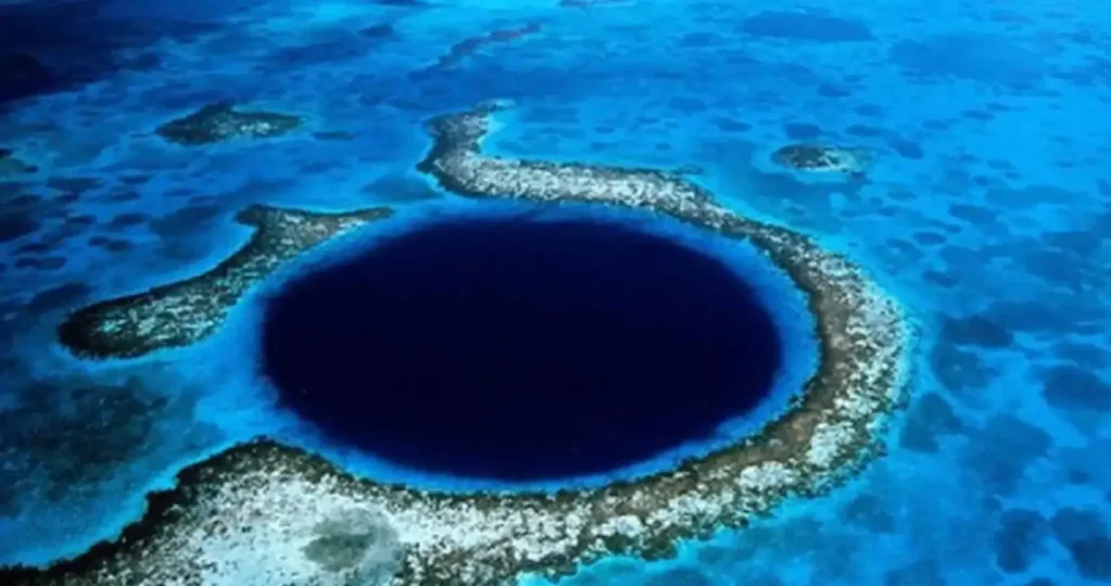 El agujero azul Taam Ja’ en la Bahía de Chetumal, México.