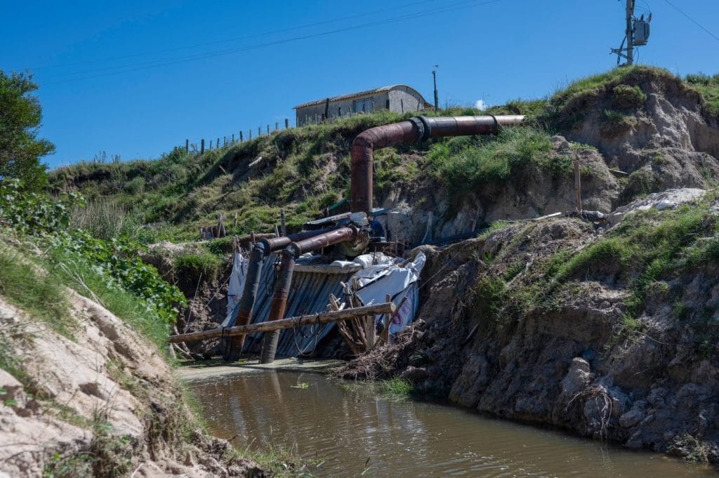 20240326_tuberias-agua-Laguna-Merin_Uruguay_Eitan-Abramovich_Dialogue-Earth-1400x931-1 | Ambienta