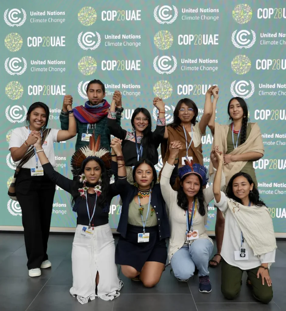 guidai-vargas-cop-28 | Ambienta Guidaí Vargas, activista indígena uruguaya junto a otros activistas en la Conferencia de las Naciones Unidas sobre el Cambio Climático (COP28).