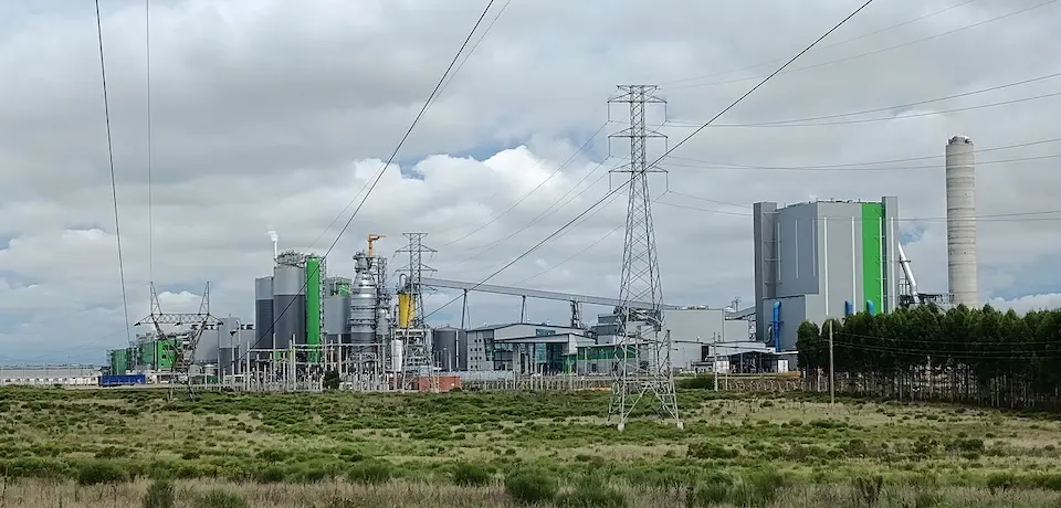 Instalaciones de la planta de celulosa UPM 2 en Pueblo Centenario, Durazno, exponiendo la escala industrial en el debate por la justicia ambiental en Uruguay.