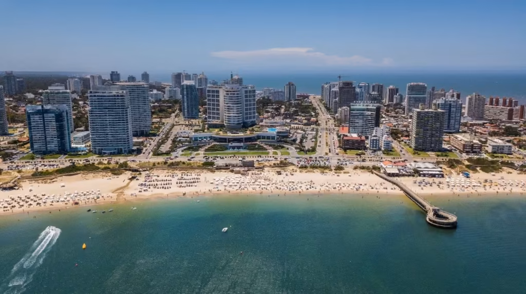 Vista aérea del Hotel Enjoy Punta del Este y la costa de la Mansa, sede de la Cumbre de Municipios.
