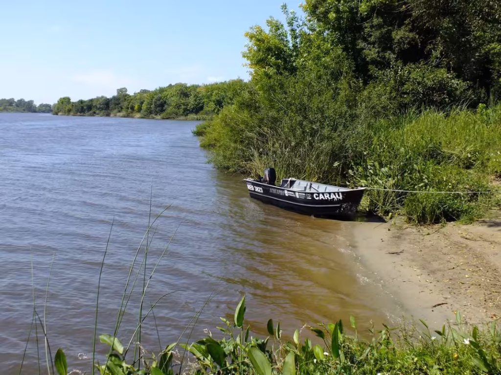 Humedales del Santa Lucía representando el capital natural y la huella ecológica en Uruguay.