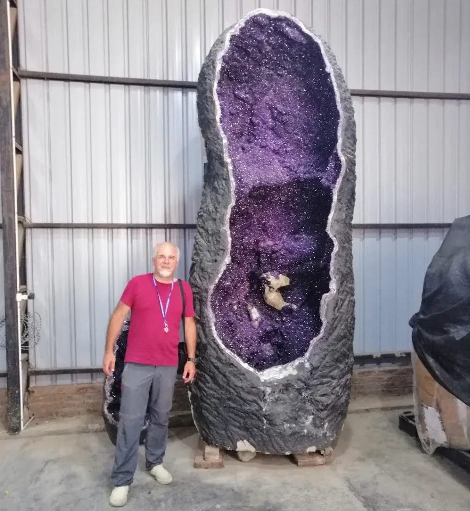 cesar-goso-amatista | Ambienta César Goso, geólogo uruguayo, posando junto a una gran amatista en Artigas.