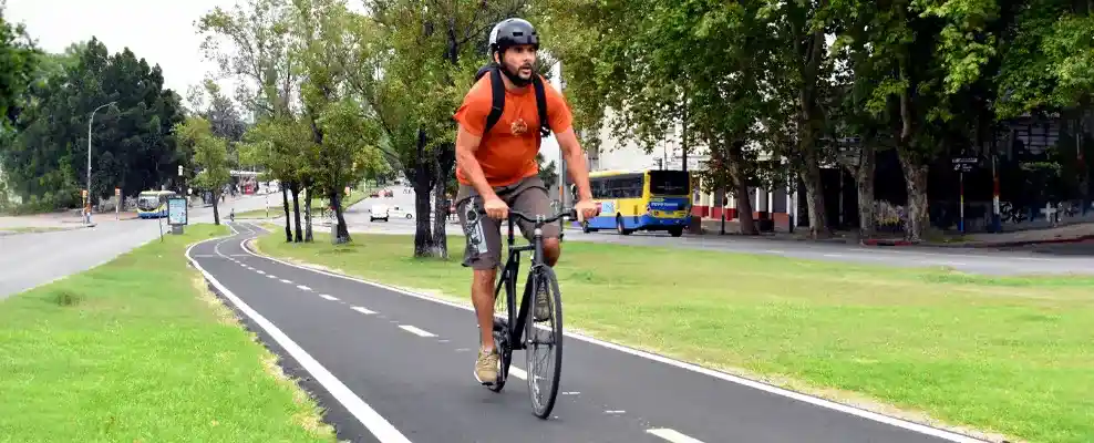 Ciclista en Montevideo, ejemplo de transporte sostenible y movilidad urbana sostenible.