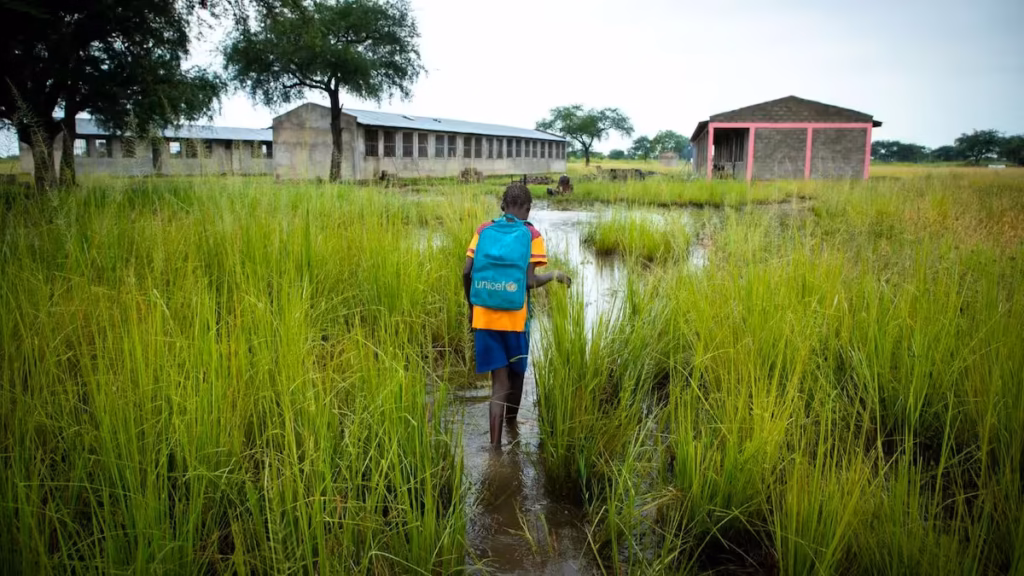 Niño caminando en un entorno rural vulnerable, ejemplo de la relación entre cambio climático e infancias.