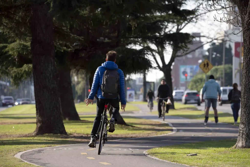 Ciclista en la bicisenda de Avenida Italia, ejemplo de transporte sostenible en Montevideo.