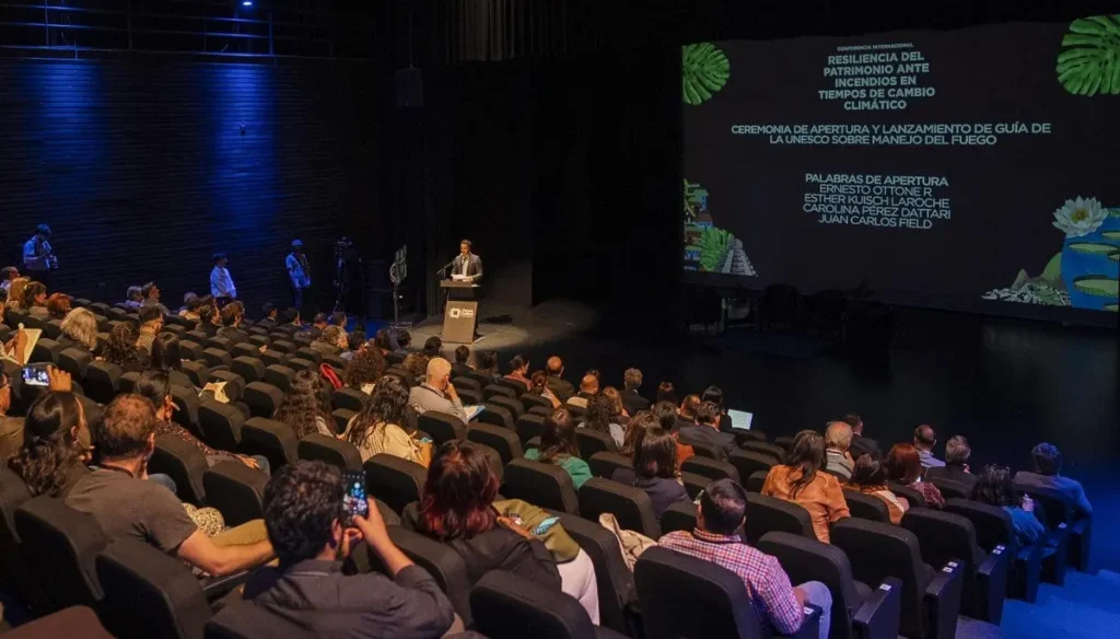 Conferencia de la UNESCO en Valparaíso para el lanzamiento de la guía de resiliencia del patrimonio ante incendios.