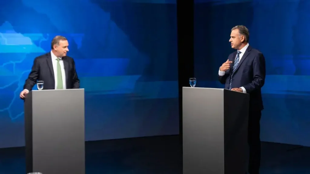 Los candidatos presidenciales Yamandú Orsi y Álvaro Delgado durante el debate del 17 de noviembre, donde los temas ambientales en Uruguay tuvieron escaso protagonismo.