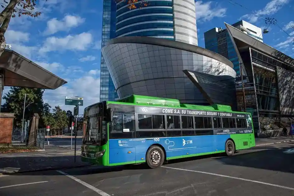 Ómnibus eléctrico del Sistema de Transporte Metropolitano, ejemplo de transporte sostenible en Montevideo.