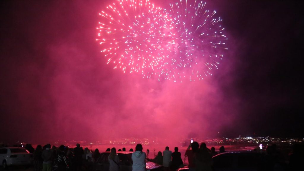 Espectáculo de fuegos artificiales durante una de las galas de luces en Maldonado.