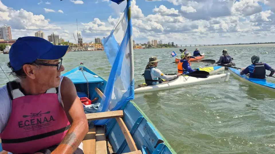 remar Contracorriente América Latina Y Unida En Defensa Del Agua Y La Vida Canoas participando en la remada de la campaña Remar Contracorriente en defensa de los ríos.