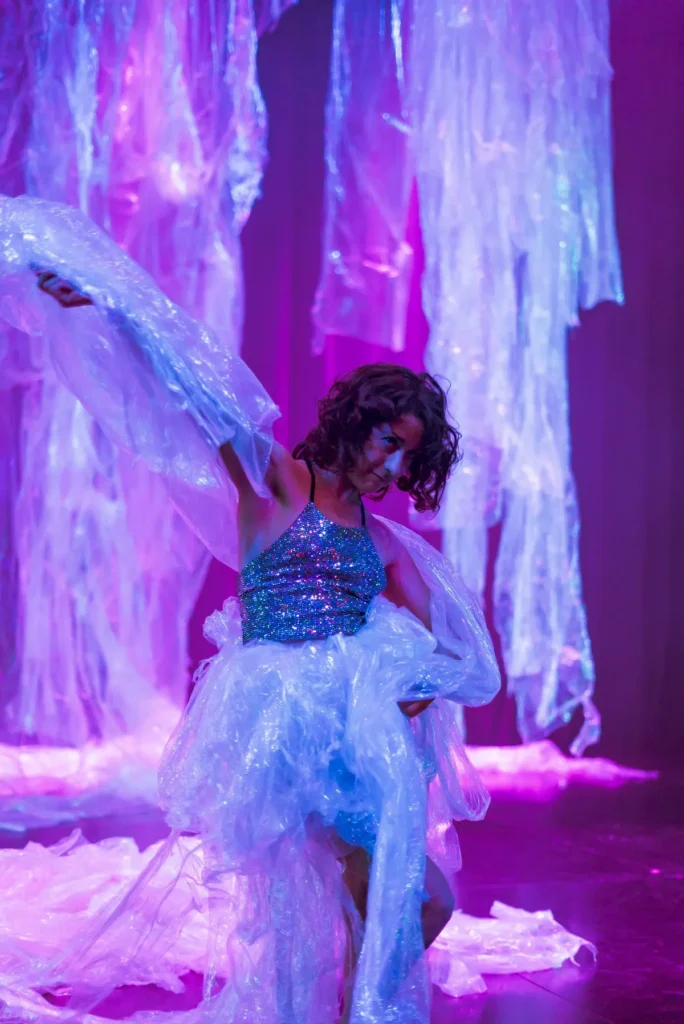 Polietileno de baja densidad (LDPE) y otros plásticos usados en la obra Plastikus.