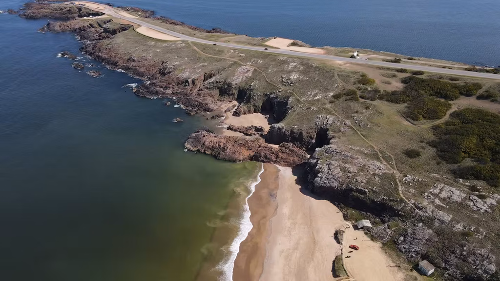 Sitios geológicos de Uruguay: costa rocosa y acantilados de Punta Ballena