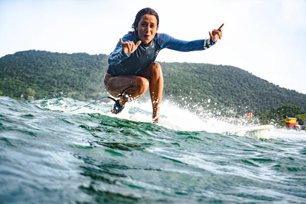 Stella Peña nadando con delfines en el mar de Uruguay.