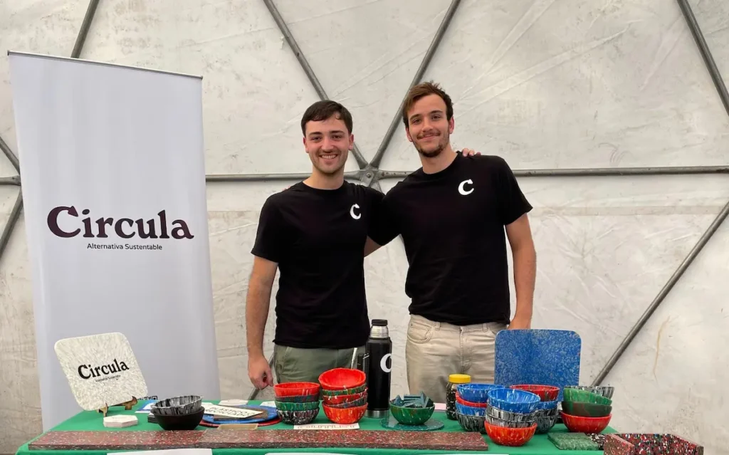 Fundadores de Circula, Antonio Robaina y Joaquín Lima, con sus productos hechos de plástico reciclado en Uruguay.