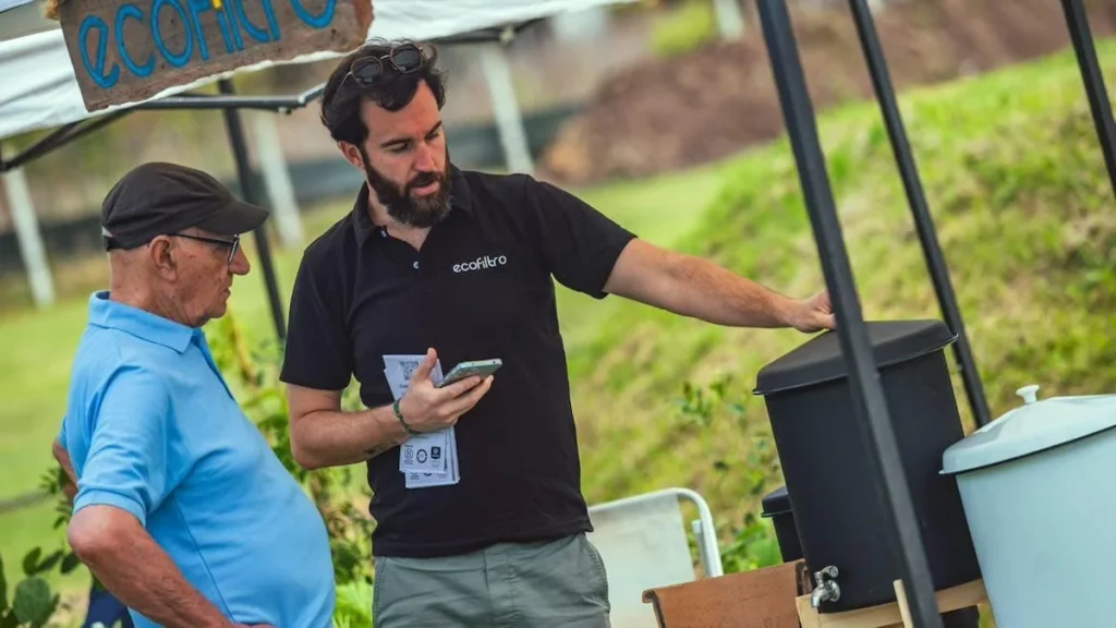 Iván Karsen, director de Ecofiltro Uruguay, presentando el purificador de agua sustentable en una exposición.