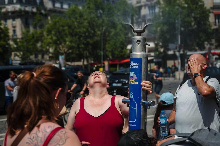 turistas-intentan-refrescarse-en-un-punto-de-agua-WC5SCXLYZ5FOTMWNM6ZE4VHVOE | Ambienta