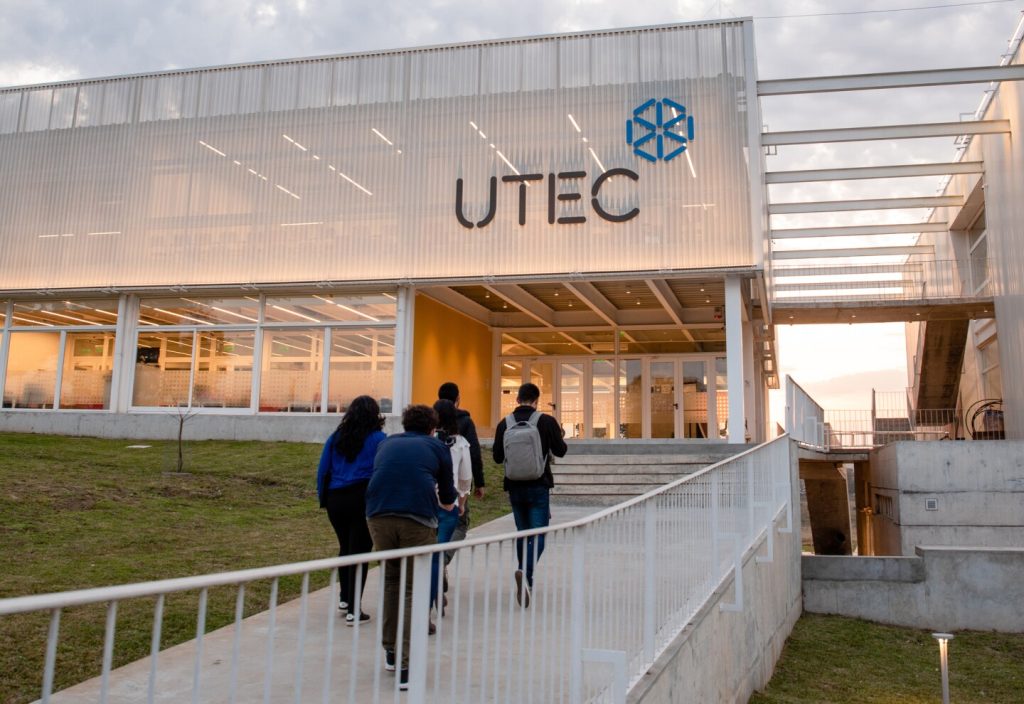 Fachada de UTEC, donde se desarrollaron tesis sobre efluentes