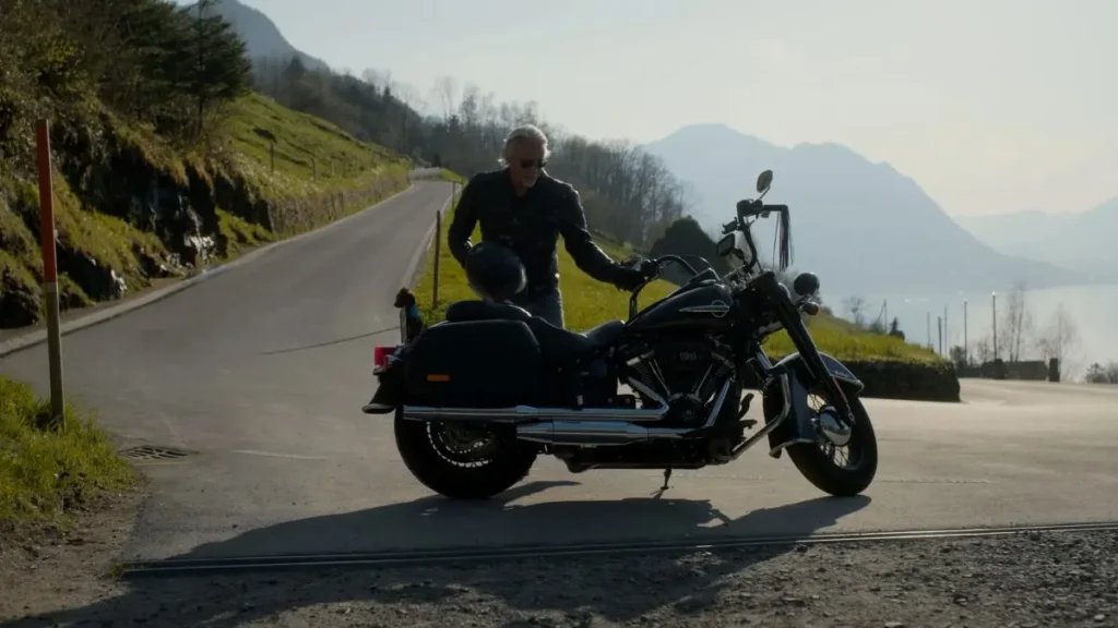 Aldo Steinfeld junto a su motocicleta Harley-Davidson, que funciona con combustible solar.