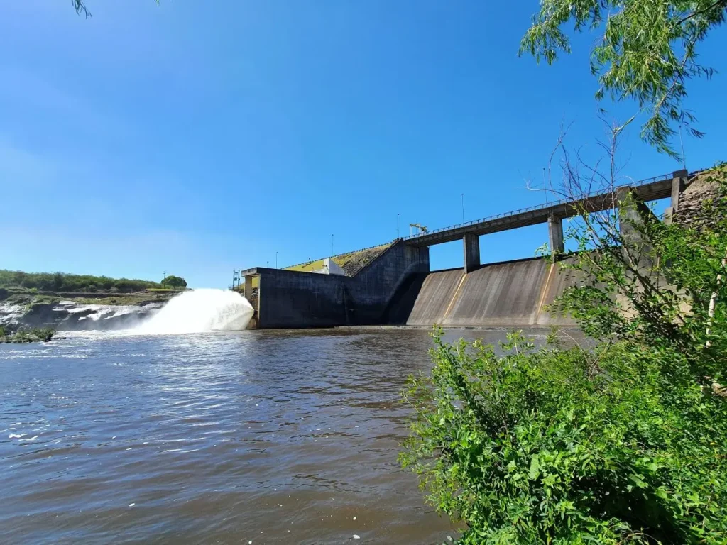 Vista desde el río de la Presa Paso Severino sobre el río Santa Lucía Chico en Florida, Uruguay, una infraestructura hídrica clave.