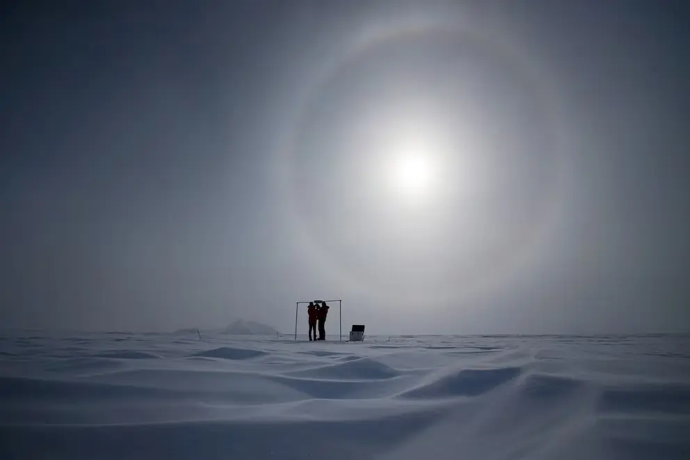 Científicos midiendo radiación solar en el campamento Glaciar Unión, cerca del Polo Sur, en una misión científica sobre la capa de ozono.