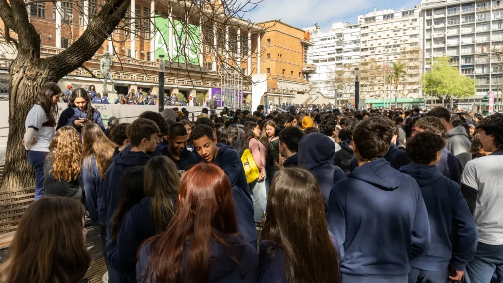 Multitud de estudiantes y personas reunidas en el Atrio de la Intendencia de Montevideo en la feria Latitud Ciencias 2024.