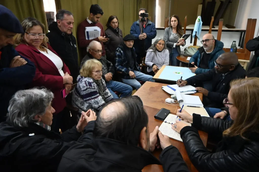 ortuño-vecinos | Ambienta Ministro Edgardo Ortuño interactuando con un grupo de vecinos en Florida durante una reunión sobre el proyecto de la represa de Casupá.