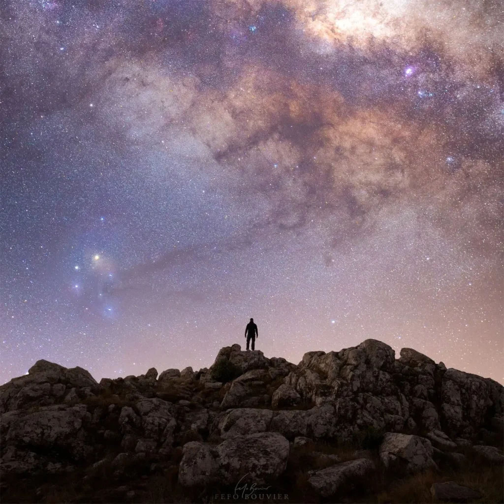 parque_salto_del_penitente_fefo_bouvier | Ambienta Persona contemplando un cielo estrellado en los cielos oscuros del Parque Salto del Penitente, Uruguay. Fotografía de Fefo Bouvier.