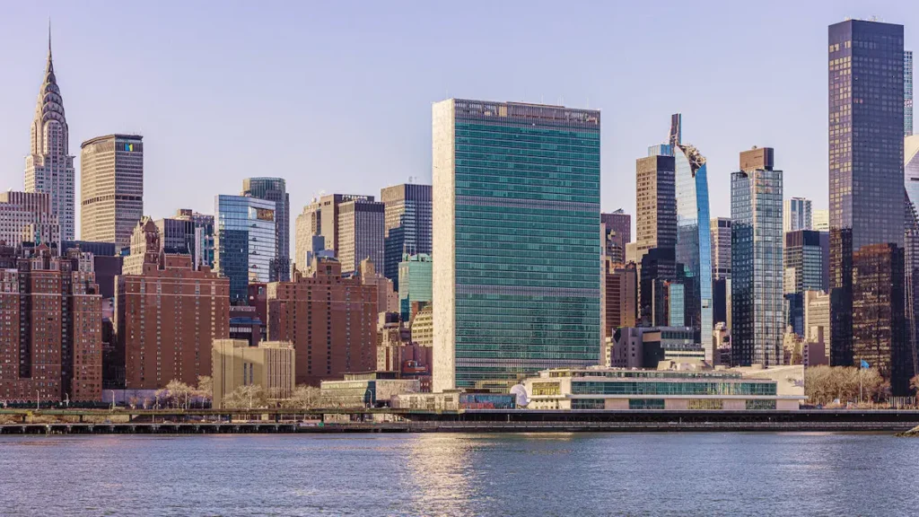 Vista exterior de la sede de la ONU en Nueva York, lugar de la cumbre climática 2025.
