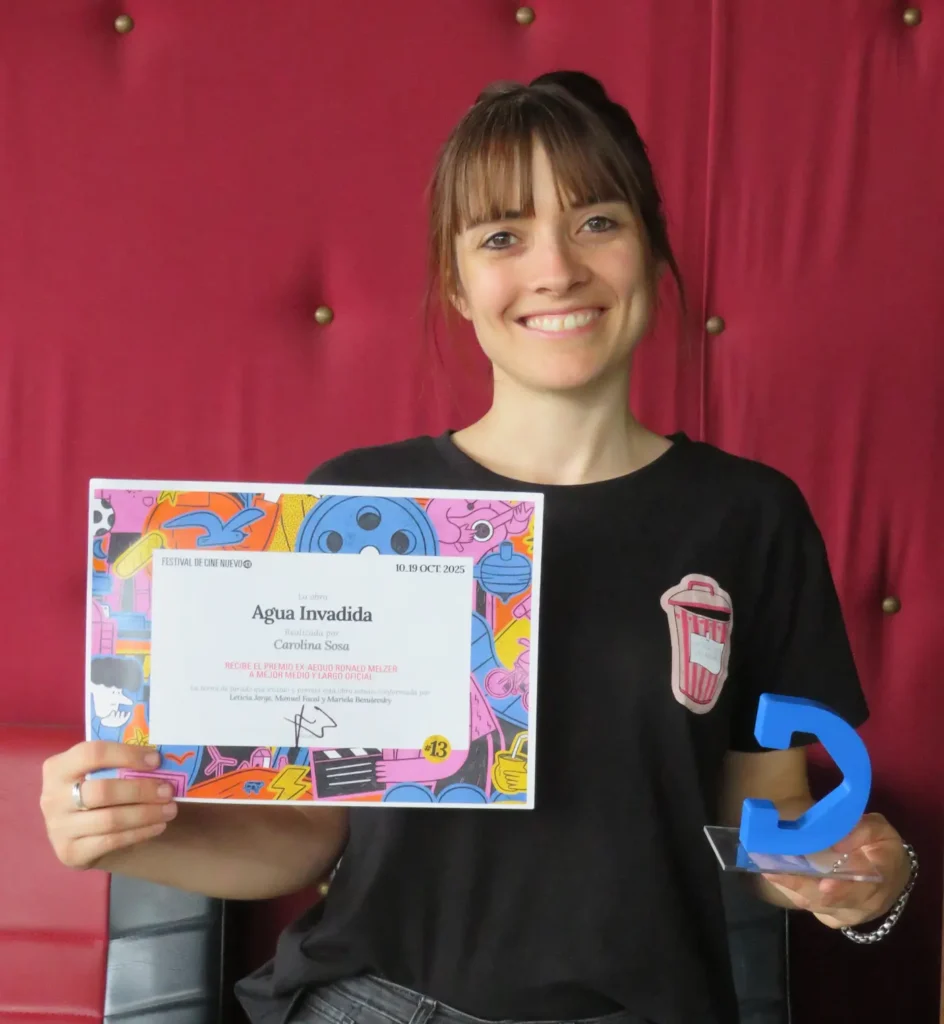 Carolina Sosa recibiendo el Premio Ronald Melzer por el documental "Agua Invadida" en el Festival Detour.